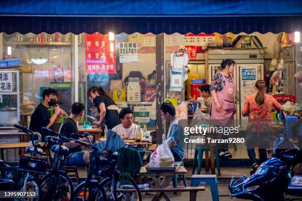 成都、中国 - 2022年5月4日:顧客は初夏に食べ物やナイトライフを楽しんでいます - szechuan cuisine ストックフォトと画像