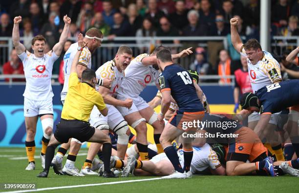 Wasps players celebrate after Alfie Barbeary scores the fourth Wasps try during the EPCR Challenge Cup Quarter Finals match between Edinburgh Rugby...