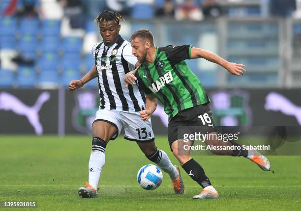 Destiny Udogie of Udinese Calcio is challenged by Davide Frattesi of US Sassuolo during the Serie A match between US Sassuolo and Udinese Calcio at...