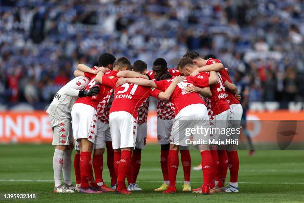 Mainz 05 players enter a huddle prior to the Bundesliga match between Hertha BSC and 1. FSV Mainz 05 at Olympiastadion on May 07, 2022 in Berlin,...