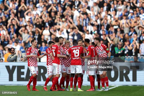 Silvan Widmer of 1.FSV Mainz 05 celebrates with teammates after scoring their team's first goal during the Bundesliga match between Hertha BSC and 1....