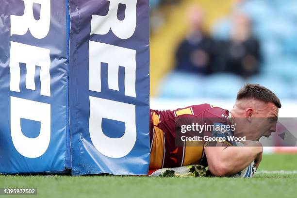 Owen Trout of Huddersfield Giants scores their sides fourth try during the Betfred Challenge Cup Semi Final match between Huddersfield Giants and...