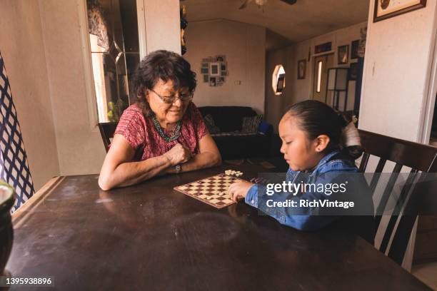 großmutter spielt spiele mit enkel - navajo reservation stock-fotos und bilder