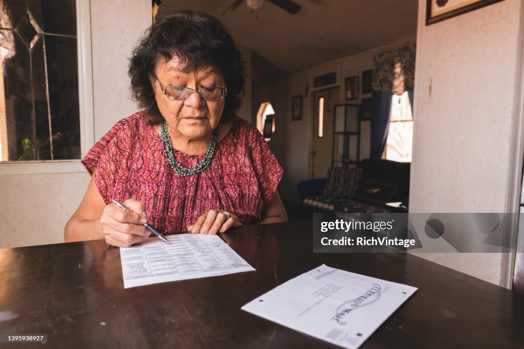 Mujer Navajo Mayor Que Vota por Correo