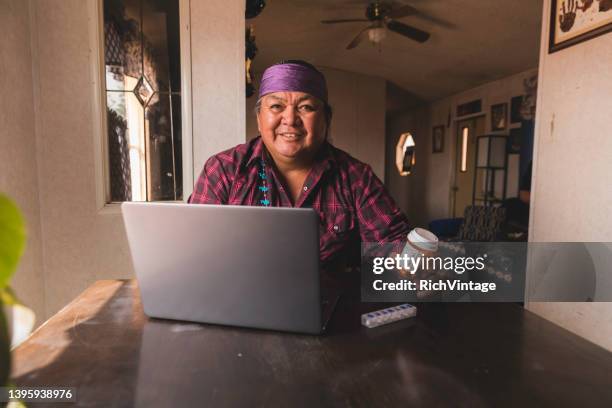 homem maduro revisando contas médicas on-line - reserva indígena americana - fotografias e filmes do acervo