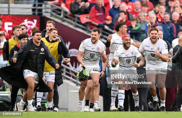 Members of Stade Toulousain celebrate victory in the shoot out after a miss from Ben Healy of Munster during the Heineken Champions Cup Quarter Final...