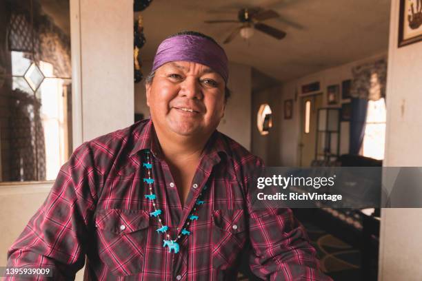 verticale d'un homme - native american ethnicity photos et images de collection