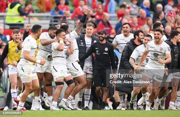 Members of Stade Toulousain celebrate victory in the shoot out after a miss from Ben Healy of Munster during the Heineken Champions Cup Quarter Final...