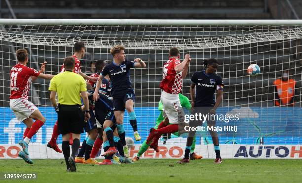 Stefan Bell of 1.FSV Mainz 05 scores their team's second goal during the Bundesliga match between Hertha BSC and 1. FSV Mainz 05 at Olympiastadion on...