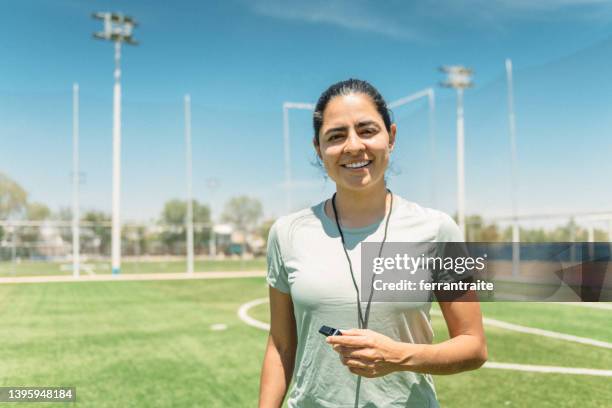 retrato del árbitro de fútbol femenino - arbitro futbol fotografías e imágenes de stock