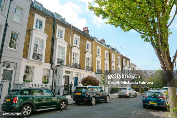 fila di case a schiera nella zona ovest di londra - holland park foto e immagini stock