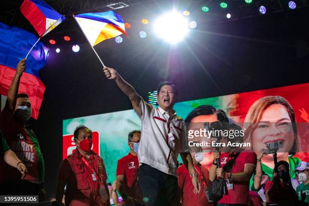 Ferdinand "Bongbong" Marcos Jr. Waves a Philippine flag during his last campaign rally before the election on May 07, 2022 in Paranaque, Metro...