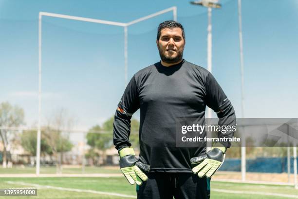 retrato del portero de fútbol - fat goalkeeper fotografías e imágenes de stock