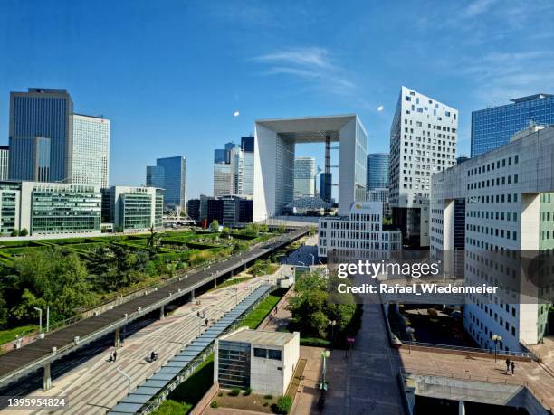 paris - la défense - grande arche stock pictures, royalty-free photos & images