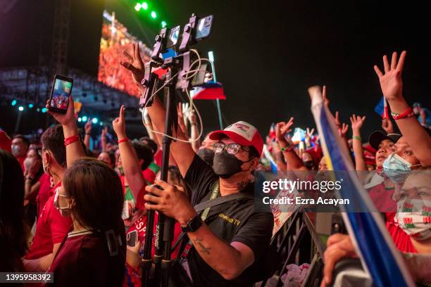 Vlogger livestreams using multiple phones on a single rig during Ferdinand "Bongbong" Marcos Jr.'s and his running mate Sara Duterte's last campaign...