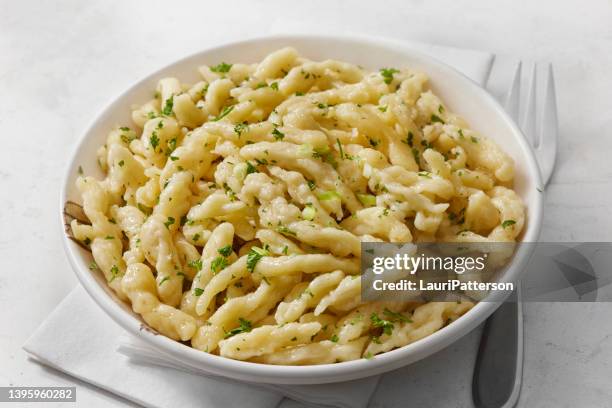 buttery hand made spaetzle - österrikisk kultur bildbanksfoton och bilder