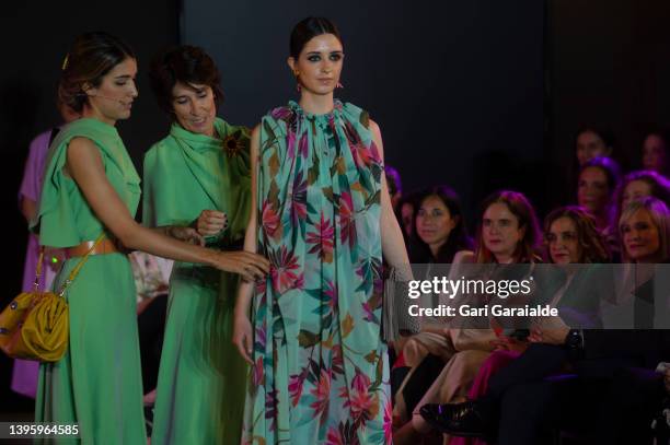 Valentina Suárez Zuloaga and Margarita Ruyra de Andrade , founders of Es Fascinante, explain the dress worn by the model at the Day Vs. Evening...
