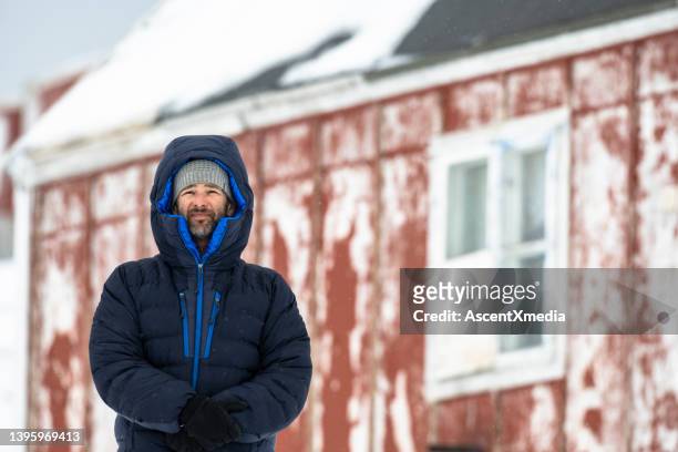 esploratore in groenlandia - cappotto invernale foto e immagini stock