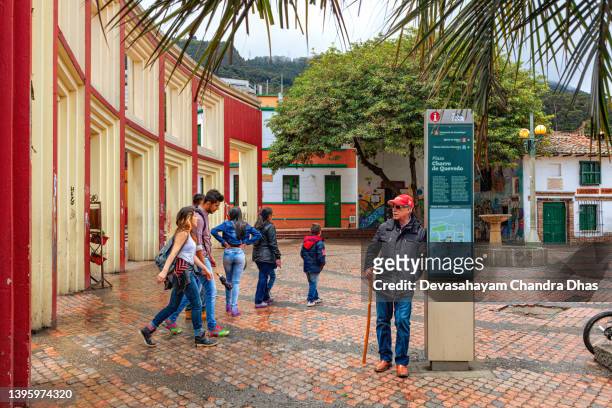 bogota, colombia - local colombian people and a few tourists enjoying the historic plaza chorro de quevedo in the candelaria district of the andes capital city - la candelaria bogota stockfoto's en -beelden