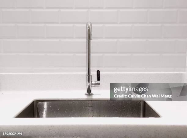 classic stainless steel kitchen sink faucet - gootsteen stockfoto's en -beelden