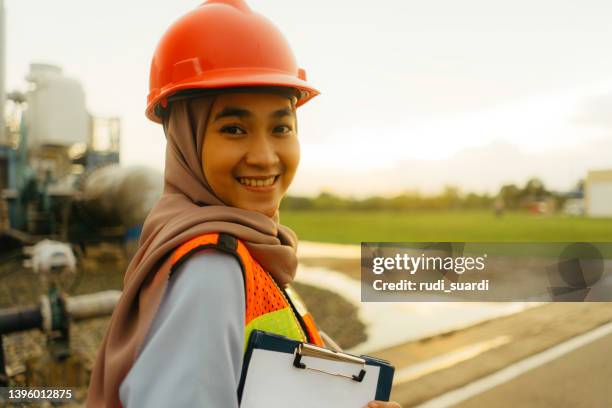 portrait of young beautiful engineer woman working in factory building - longshoremen 個照片及圖片檔