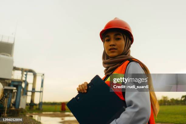 工場ビルで働く若い美人エンジニア女性の肖像 - indonesia ストックフォトと画像