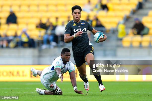 Salesi Rayasi of the Hurricanes makes a break during the round 12 Super Rugby Pacific match between the Hurricanes and the Fijian Drua at Sky Stadium...