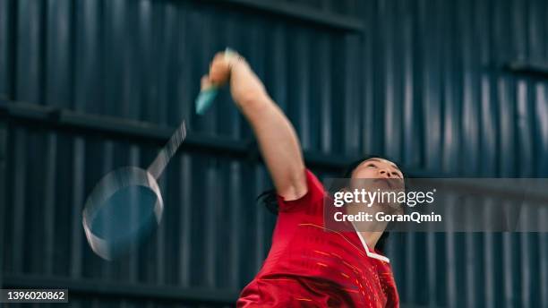 《badminton spirit》jump smash - badminton smash stock pictures, royalty-free photos & images