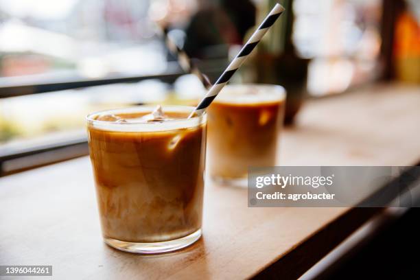 zwei eisgekühlte latte auf holztisch - iced coffee stock-fotos und bilder