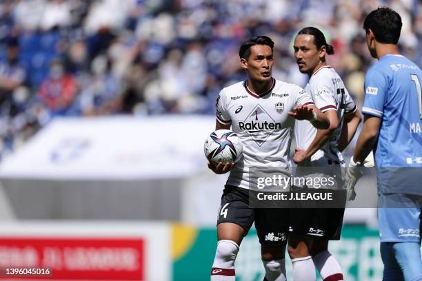 Tomoaki MAKINO of Vissel Kobe gives instruction during the J.LEAGUE Meiji Yasuda J1 12th Sec. Match between Gamba Osaka and Vissel Kobe at Panasonic...