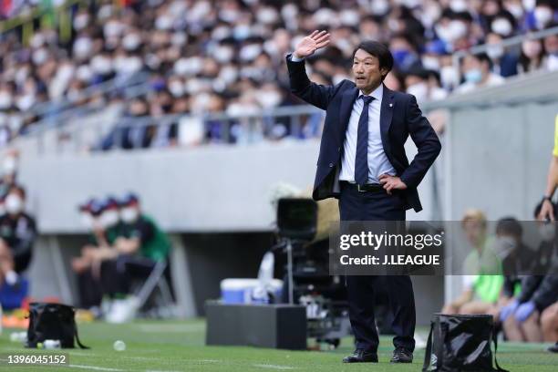 Head coach Tomohiro KATANOSAKA of Gamba Osaka gives instruction during the J.LEAGUE Meiji Yasuda J1 12th Sec. Match between Gamba Osaka and Vissel...