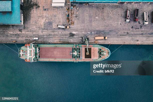 aerial view of a large cargo ship unloading grain. - rice production stockfoto's en -beelden