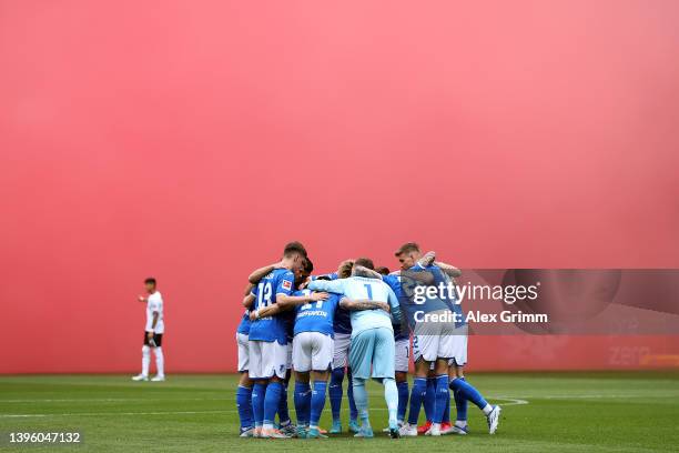 Players of Leverkusen huddle prior to the Bundesliga match between TSG Hoffenheim and Bayer 04 Leverkusen at PreZero-Arena on May 07, 2022 in...