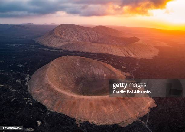 caldera blanca volcano crater at sunset in lanzarote, canary islands, spain - volcanic crater - fotografias e filmes do acervo