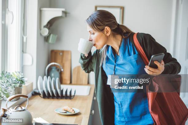 femme médecin à la maison - crouler sous le travail photos et images de collection