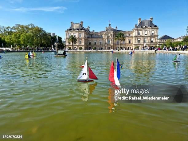 ルクセンブルク公園と模型ヨット - リュクサンブール公園 ストックフォトと画像