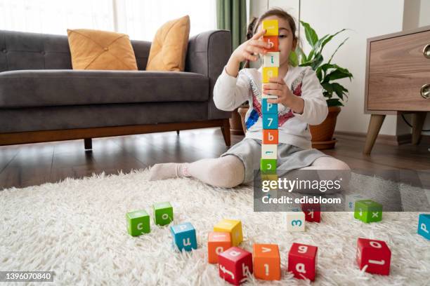 kid playing with colorful blocks at home - jogo de palavras imagens e fotografias de stock
