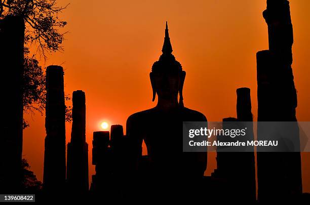 old buddha silhouette in sukhothai historical park - sukhothai historical park stock pictures, royalty-free photos & images