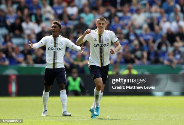 Vitaliy Mykolenko of Everton celebrates after scoring their team's first goal during the Premier League match between Leicester City and Everton at...