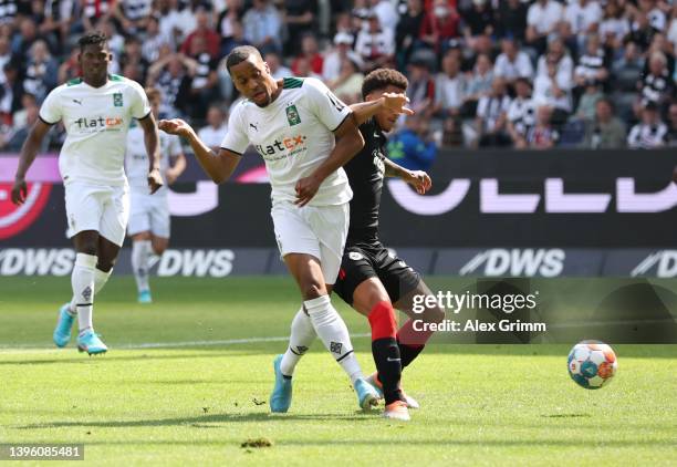 Alassane Plea of Borussia Moenchengladbach scores the first goal during the Bundesliga match between Eintracht Frankfurt and Borussia Mönchengladbach...