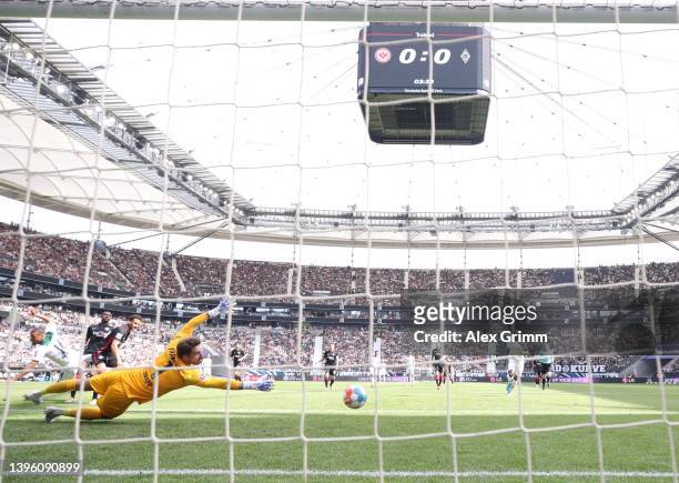 Alassane Plea of Borussia Moenchengladbach scores the first goal past Kevin Trapp of Eintracht Frankfurt during the Bundesliga match between...