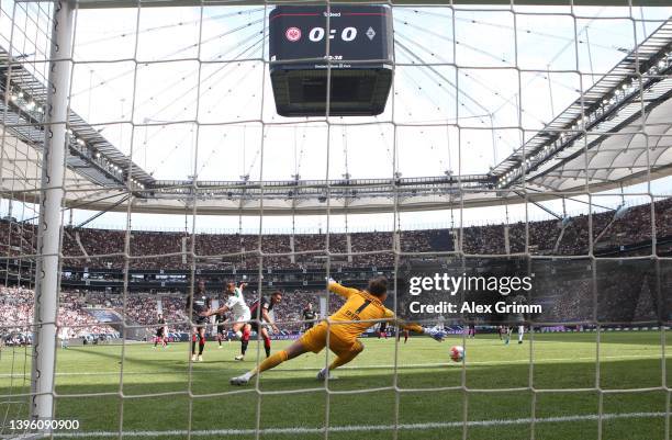 Alassane Plea of Borussia Moenchengladbach scores the first goal past Kevin Trapp of Eintracht Frankfurt during the Bundesliga match between...