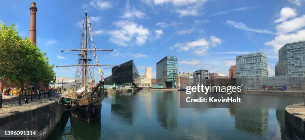 navio de navigação velho - liverpool inglaterra - fotografias e filmes do acervo