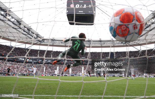 Goncalo Paciencia of Eintracht Frankfurt scores a goal past Tobias Sippel of Borussia Moenchengladbach during the Bundesliga match between Eintracht...