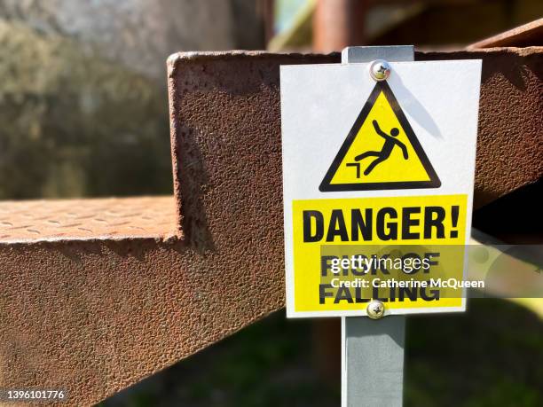 infographic sign warning of risk of falling on metal stairs without railing - fall prevention stock-fotos und bilder