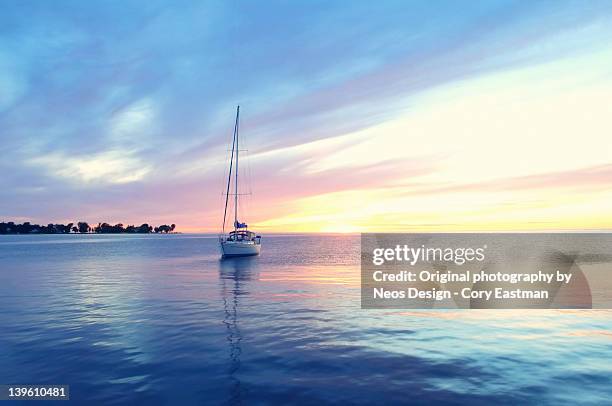 peaceful sailboat at sunset - v wisconsin stock-fotos und bilder