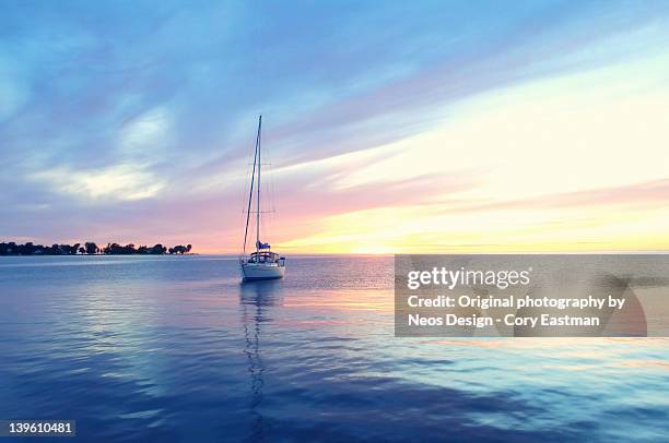 peaceful sailboat at sunset - v wisconsin ストックフォトと画像