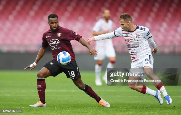 Lassana Coulibaly of US Salernitana is marked by Marko Rog of Cagliari Calcio during the Serie A match between US Salernitana and Cagliari Calcio at...