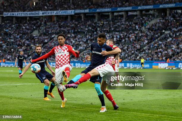 Davie Selke of Hertha BSC and Jean-Paul Boetius of 1. FSV Mainz and Alexander Hack of 1. FSV Mainz battle for possession during the Bundesliga match...