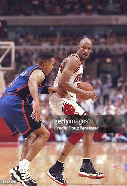 Guard Ron Harper of the Chicago Bulls tries to fend off guard John Starks of the New York Knicks during a game at the United Center in Chicago,...